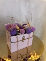 "Purple Velvet Bag": Μαγική Μοσχομυρωδάτη Ανθοδέσμη από Κερί Σόγιας σε Chic Τσαντούλα