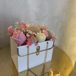 "Chic Nude Bag": Σούπερ Μοσχομυρωδάτη Ανθοδέσμη από Κερί Σόγιας σε Λευκή Τσάντα-Κουτί