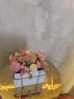 "Chic Nude Bag": Σούπερ Μοσχομυρωδάτη Ανθοδέσμη από Κερί Σόγιας σε Λευκή Τσάντα-Κουτί - Image 2
