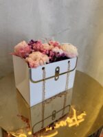"Blush Blossom Bag": Αρωματική Ανθοδέσμη από Κερί Σόγιας σε Λευκή Τσάντα-Κουτί - Image 2
