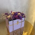 Royal Violet Bag: Σούπερ Μοσχομυρωδάτη Ανθοδέσμη από Κερί Σόγιας σε Λιλά Τσαντούλα