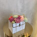 "Rainbow Chic Box": Πολύχρωμη Αρωματική Ανθοδέσμη σε Τσάντα-Κουτί από Κερί Σόγιας!