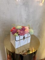 "Rainbow Chic Box": Πολύχρωμη Αρωματική Ανθοδέσμη σε Τσάντα-Κουτί από Κερί Σόγιας!