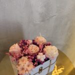 "Blush Blossom Bag": Αρωματική Ανθοδέσμη από Κερί Σόγιας σε Λευκή Τσάντα-Κουτί
