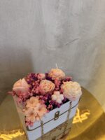 "Blush Blossom Bag": Αρωματική Ανθοδέσμη από Κερί Σόγιας σε Λευκή Τσάντα-Κουτί