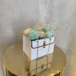Mint & Cream Bag": Δροσερή Μοσχομυρωδάτη Ανθοδέσμη από Κερί Σόγιας σε Λευκή Τσαντούλα