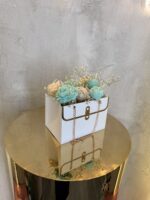 Mint & Cream Bag": Δροσερή Μοσχομυρωδάτη Ανθοδέσμη από Κερί Σόγιας σε Λευκή Τσαντούλα