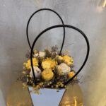 Lemon & White Bag": Ηλιόλουστη & Μοσχομυρωδάτη Ανθοδέσμη από Κερί Σόγιας σε Λευκή Τσάντα με Ψηλά Χερούλια