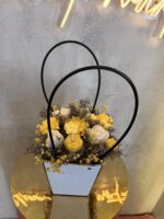 Lemon & White Bag": Ηλιόλουστη & Μοσχομυρωδάτη Ανθοδέσμη από Κερί Σόγιας σε Λευκή Τσάντα με Ψηλά Χερούλια