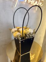 "Sunny Yellow Bag": Ηλιόλουστη & Μοσχομυρωδάτη Ανθοδέσμη από Κερί Σόγιας σε Μαύρη Τσαντούλα - Image 3