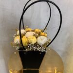 "Sunny Yellow Bag": Ηλιόλουστη & Μοσχομυρωδάτη Ανθοδέσμη από Κερί Σόγιας σε Μαύρη Τσαντούλα