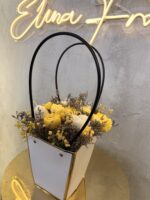 Lemon & White Bag": Ηλιόλουστη & Μοσχομυρωδάτη Ανθοδέσμη από Κερί Σόγιας σε Λευκή Τσάντα με Ψηλά Χερούλια - Image 2