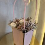 «Blush Elegance» – Χριστουγεννιάτικη Σύνθεση Κεριών σε Ροζ Τσάντα Δώρου με Χρυσό Περίγραμμα