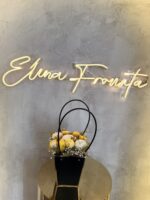"Sunny Yellow Bag": Ηλιόλουστη & Μοσχομυρωδάτη Ανθοδέσμη από Κερί Σόγιας σε Μαύρη Τσαντούλα - Image 2