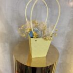 «Sunny Bloom» – Χειροποίητη Σύνθεση Αρωματικών Κεριών Σόγιας σε Κίτρινη Τσάντα Δώρου