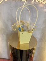 «Sunny Bloom» – Χειροποίητη Σύνθεση Αρωματικών Κεριών Σόγιας σε Κίτρινη Τσάντα Δώρου