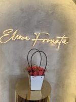 Χειροποίητη Σύνθεση Αρωματικών Κεριών Σόγιας σε Λευκή Τσάντα Δώρου με Κόκκινα Τριαντάφυλλα - Image 3