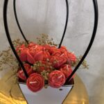 Χειροποίητη Σύνθεση Αρωματικών Κεριών Σόγιας σε Λευκή Τσάντα Δώρου με Κόκκινα Τριαντάφυλλα