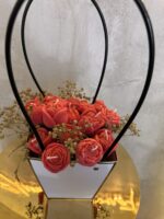 Χειροποίητη Σύνθεση Αρωματικών Κεριών Σόγιας σε Λευκή Τσάντα Δώρου με Κόκκινα Τριαντάφυλλα