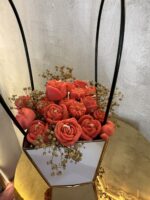 Χειροποίητη Σύνθεση Αρωματικών Κεριών Σόγιας σε Λευκή Τσάντα Δώρου με Κόκκινα Τριαντάφυλλα - Image 2