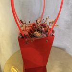 «Christmas Magic» – Χριστουγεννιάτικη Σύνθεση Αρωματικών Κεριών σε Κόκκινη Τσάντα Δώρου