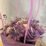 «Purple Velvet» – Χριστουγεννιάτικη Σύνθεση Κεριών Σόγιας σε Λιλά Τσάντα Δώρου