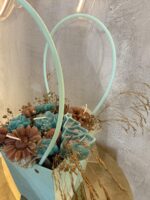 «Winter Frost» – Χριστουγεννιάτικη Σύνθεση Κεριών Σόγιας σε Γαλάζια Τσάντα Δώρου - Image 2