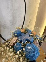 Χειροποίητη Σύνθεση Αρωματικών Κεριών Σόγιας σε Μαύρη Τσάντα Δώρου με Μπλε Λουλούδια - Image 2
