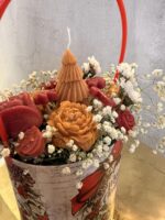 Τίτλος για το e-shop: «Χριστουγεννιάτικη Μαγεία» – Χειροποίητη Αρωματική Σύνθεση Κεριών Σόγιας σε Γιορτινό Κουτί με Χερούλι - Image 3